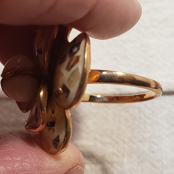 Beautiful enamel floral ring with gold trim and rose gold tone underneath - Picture 7 of 8